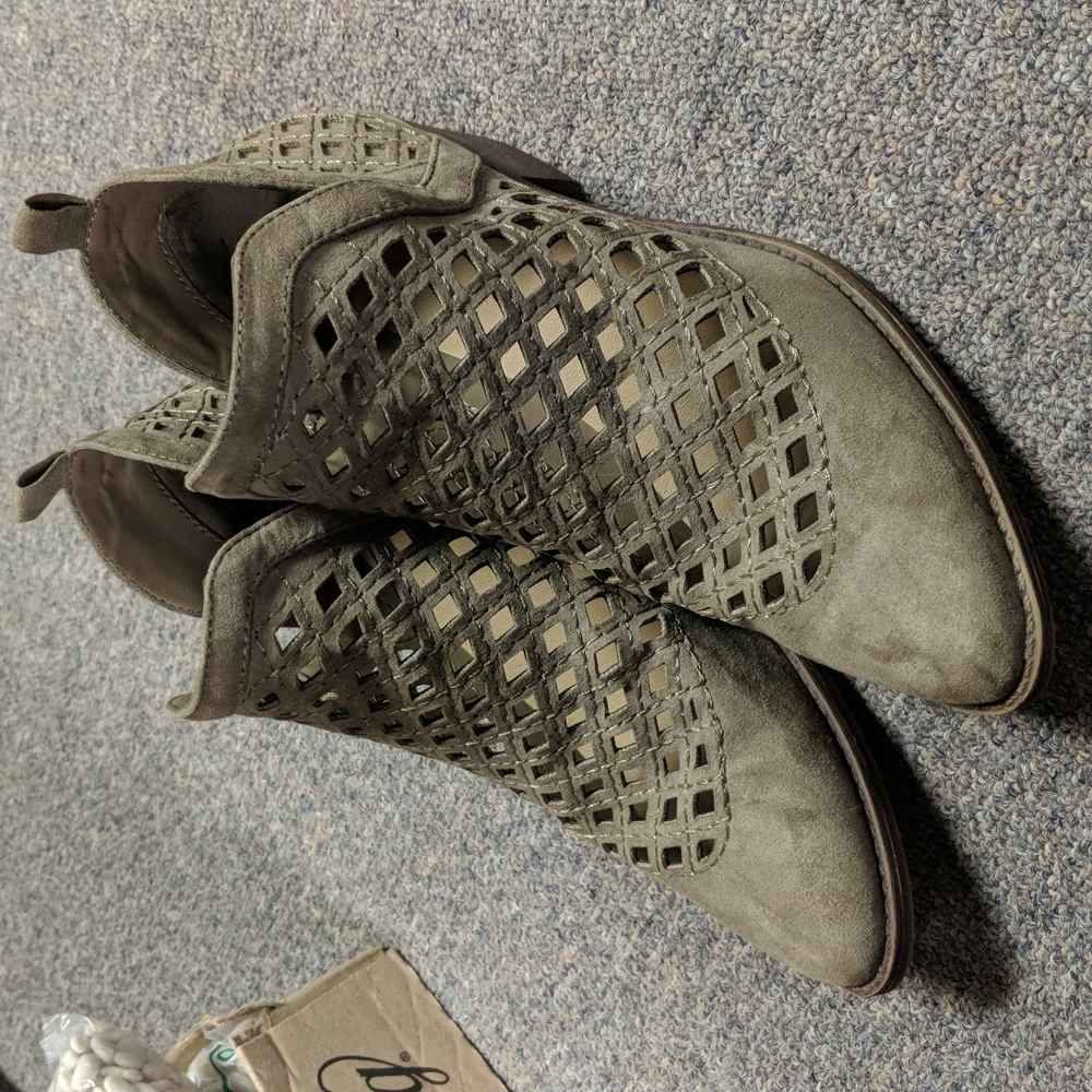 Shoes - Picture 2 of 5